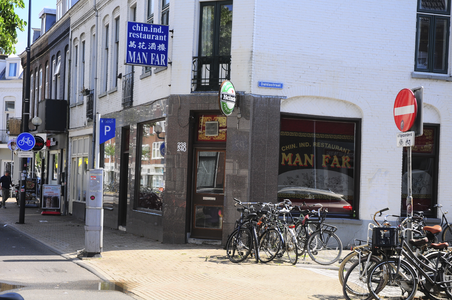 904526 Gezicht op het gesloten Chinees-Indische restaurant Man Far (Amsterdamsestraatweg 238-240) te Utrecht, op de ...